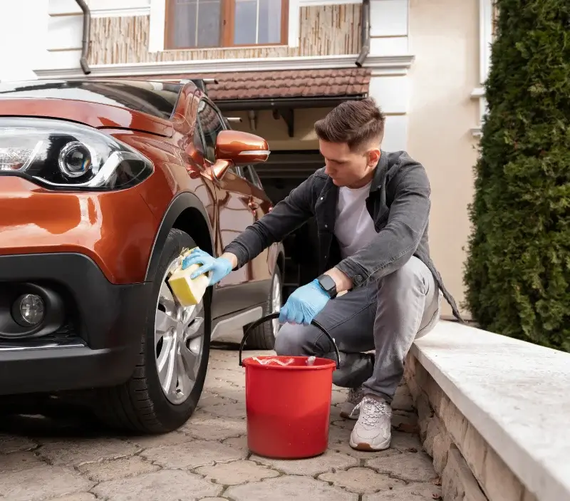 Lavage auto à domicile Vesdun : professionnel intervenant sur un véhicule